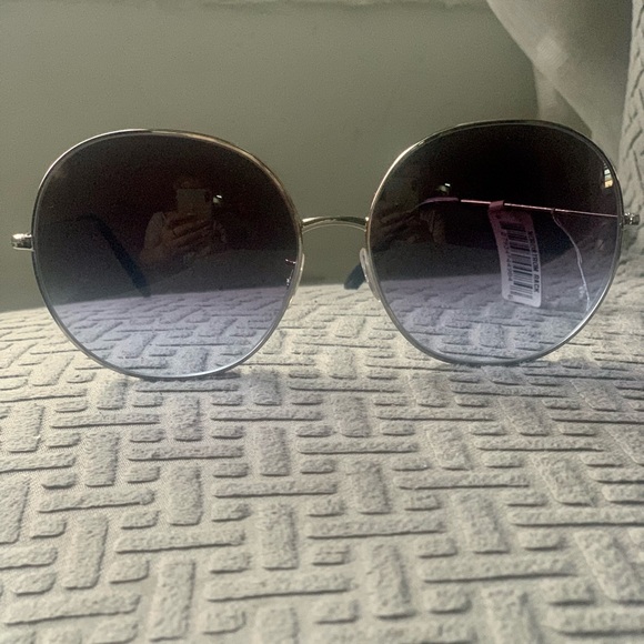 #Oliver Peoples 00V 1280S 503679
DARLEN Silver/Dark Blue Gradient
Sunglasses new - Picture 2 of 6